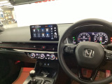 見慣れた運転席からの景色も、ナビに目的地を入れるだけで新鮮に感じられますね。心地よいインテリアに囲まれて、これからのドライブが楽しみです