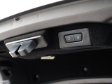 電動テールゲートはボタン1つで楽々に開閉が可能です。