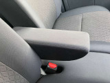リラックスして運転できるアームレスト付き