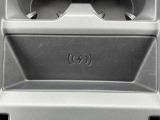 【ワイヤレスデバイスチャージング】スマートフォンなどの対応デバイスを置くだけで充電できるワイヤレスデバイスチャージングが搭載されています。車内のコンソール周りをすっきりと保つことができます。