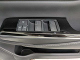 パワーウィンドウのスイッチですよ。運転席に居ながら窓を開け閉めのコントロールできます。
