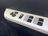 ラクラク操作のパワーウインドウ付きです。運転席はワンタッチオート機能付きです。また、電動格納ドアミラーも装着、狭い駐車スペースなどでの使用時に大変便利です。