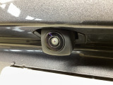 車の後方に小型カメラが付いておりバックする際の後方の様子をモニター上に表示します。