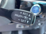 【レーダークルーズコントロール】前方の車両の距離を検知しながら速度を一定に保つ機能です。前方の車両の距離を感知して車間を保つ機能も備わっているので、高速道路の運転も楽々です!