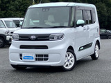 洗練された印象のフロントまわりに、角型のヘッドライトとすっきりしたバンパーを配置。明るいボディカラーが清潔感を添え、街中でも見つけやすい佇まいです。