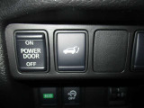 運転席からでもボタンを押して頂くだけでバックドアを開けることが可能です!