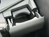 運転席側ドリンクホルダーです。高めの位置にご用意しておりますので目線を下げることなくご利用頂けます!!
