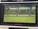 画面に映像を表示できるため、停車中にテレビや映像を楽しみたい場面にも活用できます。タッチ画面で見やすく、車内で過ごす時間に合わせて映像コンテンツを選べる装備です。