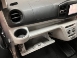 豊富な収納スペースで車内をスッキリお使いいただけますよ♪