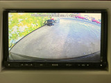 車両後方の様子を画面で確認でき、駐車時の周囲確認をサポートします。目視とあわせて後方の状況を把握しやすく、車庫入れや狭い場所での取り回しに役立つ装備です。