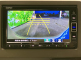 後方の様子を画面で確認でき、ガイド表示も備わっています。駐車時に周囲との距離感をつかみやすく、車庫入れや狭い場所での後退をサポートする便利な装備です。