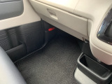 助手席の足元です。足的は広く一緒に乗る方もリラックスしてお乗りいただける構造になっております。万が一アクシデントが起こった際に使える発煙筒はこちらに設置されております!