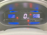 デジタル表示で、速度や走行距離などが一目でわかります。運転に必要な情報が視認性に優れたデザインでまとめられています。