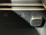 HDMI端子やUSBポート、12Vソケットを備えたメディア接続ハブ!スマホの充電や動画・音楽の再生に対応し、ドライブ中のエンタメ環境を充実。多様な機器をスマートに接続できる利便性の高い装備です。