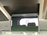 【13.2型有機ELフリップダウン】三列目からでも迫力のエンタメが観れる大画面フリップダウン。有機ELのモニターでは、一般的なフリップダウンよりも高コントラストでキレイな映像を楽しめます。