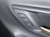 シートメモリー機能装備付きです。シートの位置をそれぞれ記憶しておく事ができるので、ご家族や、複数の方で車を乗られるオーナー様には、便利な機能です。