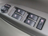 運転席からも操作可能な全席パワーウィンドウが装備されています。