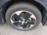 メーカーオプションのアルミホイール。タイヤサイズは155/65R14です。