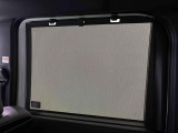 後席にお乗りの方が眩しくないように日差しを軽減する格納式リヤドアサンシェードが付いてます
