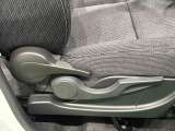 運転者の体格に合わせて運転席の座面の高さ調整ができるシートリフターが付いてます
