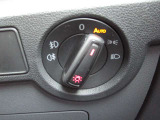 ヘッドライト等の操作は直観的にわかりやすいようにダイヤル式を採用しております。運転中に操作が必要な場合でも目線をそらすことなく操作頂けます。