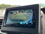 バックモニター装備。画面にて後方の確認が行えるので、バック駐車や車庫入れの際には重宝します。車の運転に慣れない方でも安心のガイドライン表示機能付。