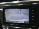 駐車が苦手な方でも安心のバックガイドモニター搭載。 後方の映像をクリアに表示し、ガイドラインで車庫入れや縦列駐車をしっかりサポート。毎日の運転がぐっとラクになります。