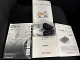 あると便利なスマートキー付きです。鍵の開閉もエンジンの始動もワンタッチでとてもカンタンです。両手がふさがってても快適です。