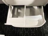 引き出し式のトレイとカップホルダーが付いているので便利です♪