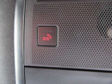 エアバッグ作動時や後突時、もしくは車内のSOSボタンを押した際に緊急通報オペレーターに連携し、救急・警察を手配します。更にオペレーターにも連携、お客様のご要望に応じてロードサービスの手配を行います。