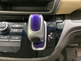ハイブリッド専用セレクトレバーです。シフトチェンジを電子信号で送信するセレクトレバーを採用していますので、軽快でスマートな操作を楽しめます。