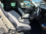 足元もゆったりで長時間の運転も疲れにくいフロントシートです。