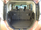 リヤシートを倒せば荷室スペースも広がります。
