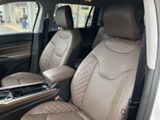 ドライバーの操作性を考慮した配置のシート。快適なドライビングポジションをサポートし、運転に集中できる空間です。長距離でも疲れにくい設計です。