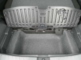 ラゲッジアンダーボックス:普段使わない物や外から見られたくない荷物を入れられます。