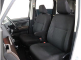 長時間の運転も疲れにくいフロントシート!体をしっかり支えてくれて運転がしやすい形状です!!