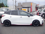 NISMOドアハンドルプロテクター   ドア開閉時のひっかき傷を防止できるだけでなく、ドアハンドル回りをスポーティにドレスアップできるアイテム。形状を車種専用設計にすることで、機能とデザインを両立させました。