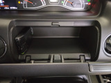 運転席前にも収納スペースがございます!