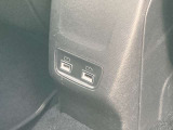 リヤシート用にもUSB電源ポートが2つ付いております。