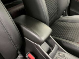 【アームレスト】運転席には、長距離ドライブに優しいアームレストが装備しています。