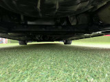 納車前にお車を持ち上げて入念に点検いたします。
