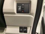 左側電動スライドドアは運転席から操作ができるよう、操作スイッチが付いています。Hondaセンシング用のVSA(ABS+TCS+横滑り抑制)解除のオンオフスイッチなども装備しています。