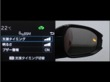 隣車線を走る車両をレーダーで検知し、ドアミラーでは確認しにくい後側方エリアに存在する車両に加え、急接近してくる車両も検知します。車両を検知するとドアミラーに搭載されたLEDインジケーターが点灯します。