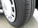 「155/65R14」サイズのタイヤが装着されています。