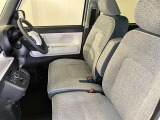 シックな色使いの運転席周りですね。すっきりとしたデザインで上品な色使いです。居心地の良い運転席、長く座ってられるリラックスできるデザインがいいですね。