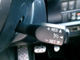 クルーズコントロールで一定速度をキープできます。運転の疲労も軽減してくれ、燃費節約にも役立ちます。ロングドライブの頼もしい味方ですね。