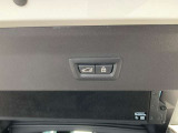 電動テールゲート装備。