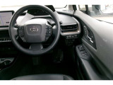 運転席の写真です。見通しのよいすっきりとした視界で、誰でも運転しやすいです。運転のしやすさは疲れにくさにも繋がりますよ♪