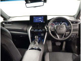 デザインもよく、居心地のよい運転席ですね。分かりやすいスイッチ類ですから操作もしやすく運転をサポートします。ぜひご来店いただき、実際にお座りいただいてステアリングを握ってみてください!