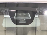【レーダーブレーキサポート】低速時に車を検知し、衝突が避けられないと判断したときは自動でブレーキが作動。